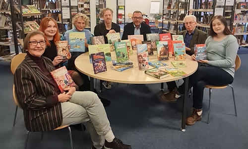  Ille Schneider (Team Kinder- und Jugendbuchwoche), Michelle Hirsch (Stadtbücherei), Gabriela Zaremba (Gewerkschaft Erziehung und Wissenschaft), Timo Abert (Avacon), Andreas Jung (Volksbank Wolfenbüttel), Manfred Wuttke (Team Kinder- und Jugendbuchwoche), Jessica Rudolph (Kreisjugendpflege)