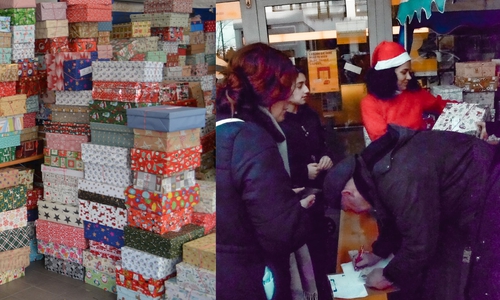 Hiam Stülten, die Weihnachtsfrau, bei der Geschenkeübergabe.