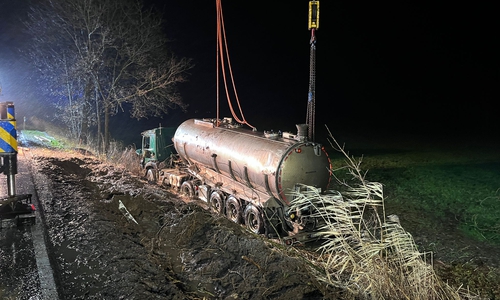 Der LKW musste mit einem Kran aus dem Graben gehoben werden. 