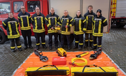 Mitglieder der Ortsfeuerwehr Groß Stöckheim, gemeinsam mit Stadtbrandmeister Olaf Glaeske (4. v. re.) und den neuen Hilfeleistungsgeräten.