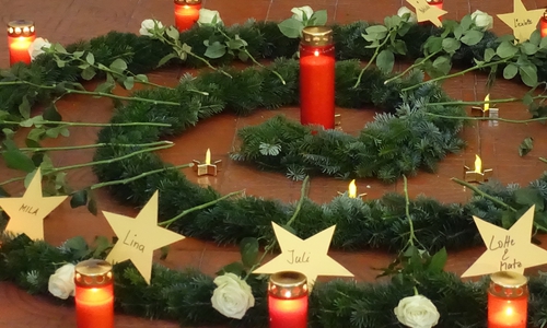 Eine Spirale aus Tannengrün als Symbol für den „Weg des Gedenkens“: Den Zugehörigen kann das gemeinschaftliche Gedenken an ihr Kind – und darüber hinaus an alle verstorbenen Kinder – Kraft und Halt geben.