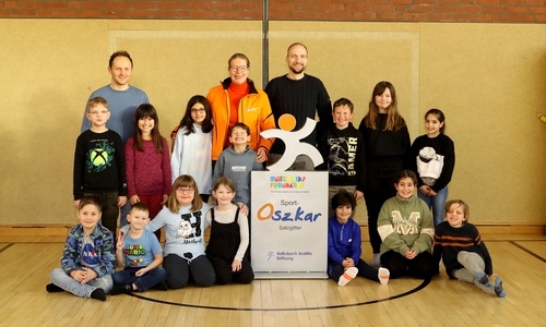Nicole Mölling, Botschafterin von United Kids Foundations und Direktionsleiterin in Salzgitter der Volksbank BRAWO, überbrachte den Sport-Os(z)kar an die Grundschule Am Ziesberg.