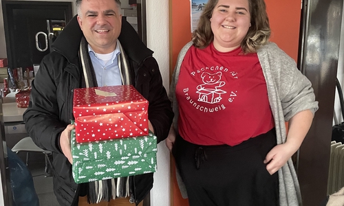 Kam nicht mit leeren Händen: Der Braunschweiger Bundestagsabgeordnete Dr. Christos Pantazis übergab bei seinem Besuch zwei Päckchen an die Vereinsvorsitzende Julia Swiatkowski.