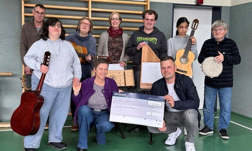 Teilnehmer des Musikkurses mit Maike Dohmann (Leitung Freizeit und Reisen - vorne Mitte), Christiane Rosenberger (Kreismusikschule Peine – hinten Mitte) und Kay Herrmann (Fa. CTeam – vorne rechts).