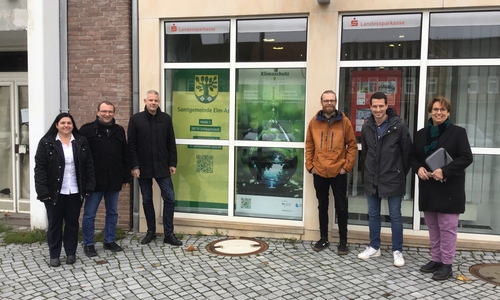 v.l.: Bianca Hinze, Rainer Apel, Claudius Schiller, Christoph Gent, Florian Hamel und Andrea Föniger vor den Räumlichkeiten der Anlaufstelle.