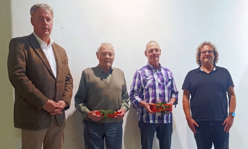 Kulturdezernent Jan Erik Bohling (links) bedankte sich bei den Ortsheimatpflegern Heinrich Hagemann aus Engelnstedt und Bernhard Schroeter aus Watenstedt. Hartmut Schölch, Fachdienstleiter Kultur der Stadt Salzgitter (rechts) schloss sich dem Dank an.