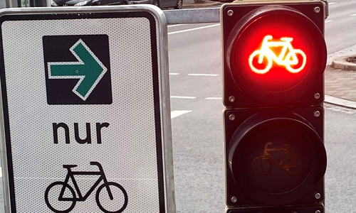 Der grüne Pfeil für Radfahrer am Steinweg, Ecke Schöppenstedter Straße.