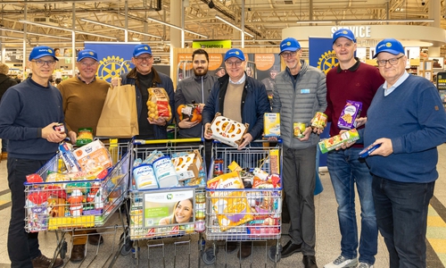 Der Rotary Club sammelte fleißig Lebensmittel im E-Center.