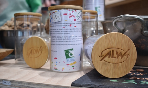 Zu den Gewinn-Coupons für den Unverpackt-Laden o-Ve gibt es noch wiederverwendbare Gläser mit ALW-Logo. 