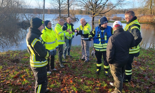 Lagebesprechung WEB, Gemeinde und Feuerwehr hinter dem Gerätehaus Weyhausen.