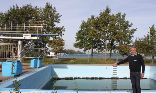 Oliver Fiedler (Stellvertretender Fachbereichsleiter Bauen und Gebäudemanagement und Verantwortlich für den Freibadumbau) zeigt, wo bald saniert wird.