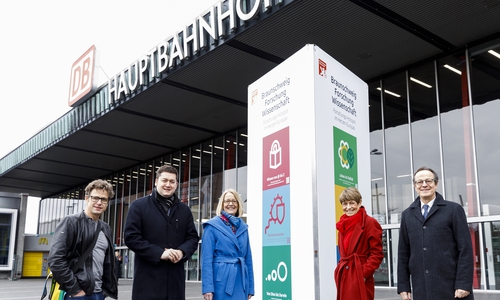 v.l.n.r.: Der Braunschweiger Grafikdesigner Timo Rödiger, Oberbürgermeister Dr. Thorsten Kornblum, Professor Dr. Cornelia Denz, Präsidentin der PTB; Prof. Dr. Angela Ittel, Präsidentin der TU Braunschweig und der Vorstandsvorsitzende des Vereins ForschungRegion, Prof. Dr. Folkhard Isermeyer