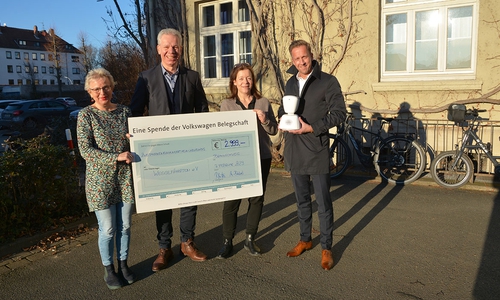 Symbolische Scheckübergabe (v.l): Irmgard Schene (Klinikum Braunschweig), Alexander Biebel (stellv. Vorsitzender des Betriebsrats), Andrea Naumann (Weggefährten e.V.) und Ralf Witte (Personalwesen) mit dem Avatar.