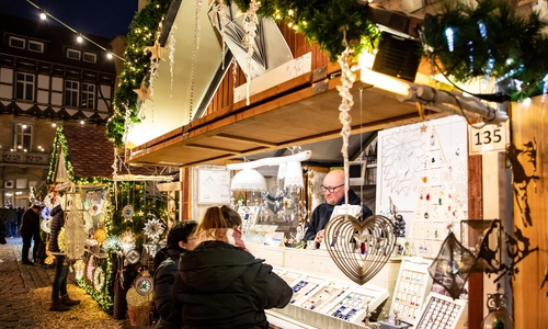 Mit einem Schwerpunkt auf Kunsthandwerk und Weihnachtspräsenten zieht der Braunschweiger Weihnachtsmarkt jährlich rund 900.000 Besucherinnen und Besucher an. 