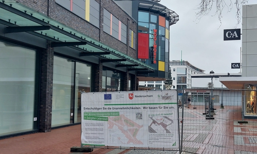 Zwei „Kleine klimagerechte Foren“ werden aktuell in Salzgitter-Lebenstedt und Salzgitter-Bad gebaut. Plakate weisen auf den Bau hin.