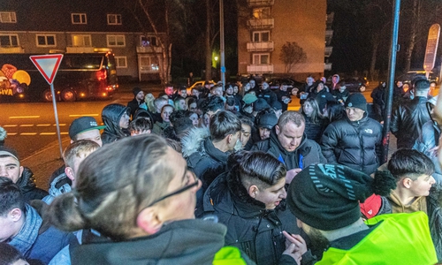 Vor dem Shisha-Laden hatte sich eine lange Schlange gebildet.