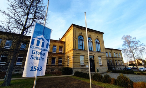 Die Fahne vor der Großen Schule wurde auf halbmast gesetzt.