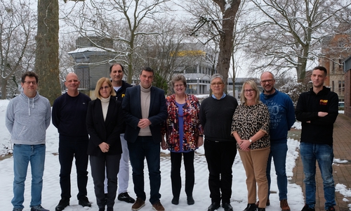 Abschiedstreffen mit den Ärzten der mobilen Impfteams und Vertretern des Landkreises (von links): Steffen Pallinger, Karl-Matthias Möhlmann, Erste Kreisrätin Regine Breyther, Niels Gehrmann, Landrat Dr. Alexander Saipa, Gabriela Schacht (Leiterin des Fachbereichs Gesundheit und Verbraucherschutz), Dr. Martin Hepp (Amtsarzt), Astrid Knieper (Justiziarin), Oliver Nette (Koordinator der mobilen Impfteams) und Christian Möhlmann. 