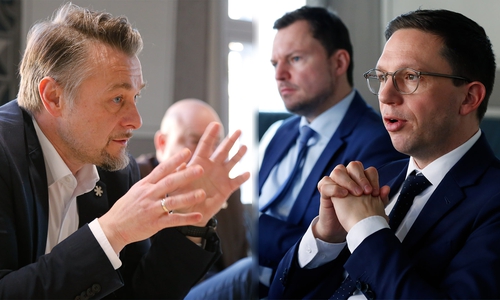 Wolfenbüttels Bürgermeister Ivica Lukanic im Gespräch mit Niedersachsens Minister für Wissenschaft und Kultur, Falko Mohrs.