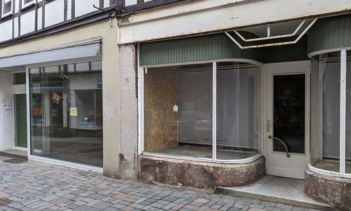 Die Hokenstraße geht mit zwei nebeneinanderliegenden Läden – der Nummer 11 und 12 – ins Rennen.