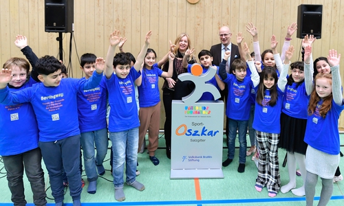 Diana Eichler, Schulleiterin der Peiner Wallschule Sally Perel, sowie Stefan Honrath, Botschafter von United Kids Foundations, freuen sich mit den Kindern über den Sport-Oskar.