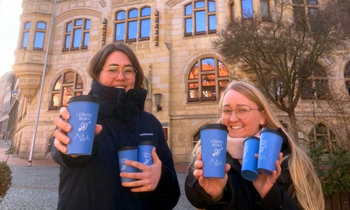 v. l. : Louisa Biston und Nicol Opilo präsentieren die neuen Mehrwegbecher für Helmstedt.