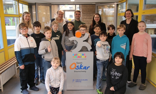 Die Schülerinnen und Schüler der Grundschule Timmerlah freuen sich gemeinsam mit Sport-Fachkonferenzleiterin Kristina Simunovic (hintere Reihe von links nach rechts), Schulleiter Mario Ludwig und Sportlehrer Lennart Matalla sowie Learda Gubetini und Julia Moldenhauer vom Organisationsteam der Volksbank BraWo Stiftung über den Sport-Oskar-Pokal. 
