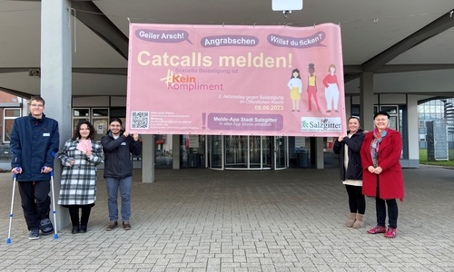 Das Plakat soll auf das Fehlverhalten hinweisen und für Aufklärung sorgen.