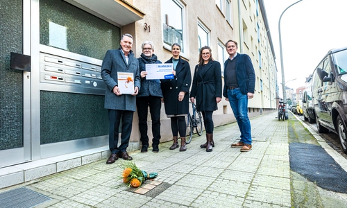 Spendenübergabe an den Stolpersteinen der vertriebenen Familie Aronsohn in der Wabestraße in Braunschweig (von links nach rechts): Knud Maywald, Vorsitzender des Vorstandes der Öffentlichen, vom Israel Jacobson Netzwerk: Dr. Jörg Munzel (Vorstand), Rebekka Denz (wissenschaftliche Mitarbeiterin), Julia Argo (Marketing/Kommunikation) und Prof. Dr. Cord-Friedrich Berghahn (Präsident).