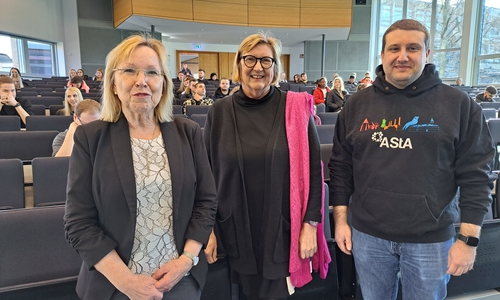 von links: Elke Wesche, stellvertretende Bürgermeisterin der Stadt Wolfenbüttel, Prof. Dr. Rosemarie Karger, Präsidentin der Ostfalia Hochschule für angewandte Wissenschaften, Hendrik Gerdes vom Allgemeinen Studierendenausschuss (AStA) der Ostfalia bei der Erstsemesterbegrüßung am Campus Wolfenbüttel.