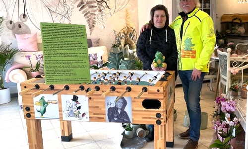 Simone Naarmann-Kiene und Manfred Kramer mit dem Tabaluga-Kicker.