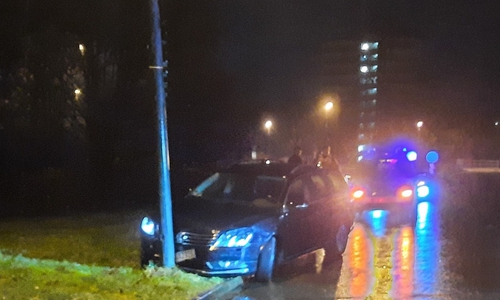 Ein betrunkener Passat-Fahrer rammt auf der Frankfurter Straße eine Straßenlaterne.