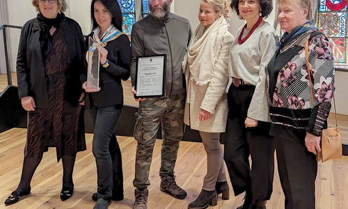 Jarek Futerko präsentiert mit weiteren Vereinsmitgliedern und der Vorsitzenden Dr. Christine Rose (li.) den Bürgerpreis. Oberbürgermeisterin Urte Schwerdtner (3. v. re.) begleitete die emotionale Übergabe.