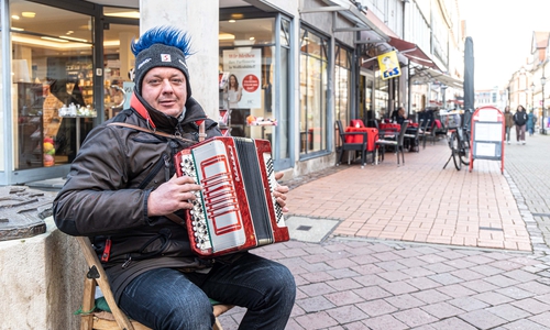 Der Straßenmusiker Andrei musiziert mit seinem Akkorden in der Wolfenbütteler Fußgängerzone. Doch nun wurde ihm sein Instrument geklaut. 