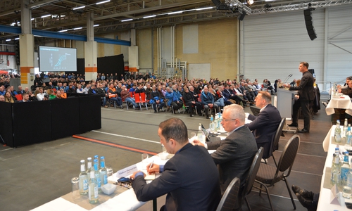 Der Konzernvorstand Group Technology, Thomas Schmall, sprach auf der Betriebsversammlung im Werk Braunschweig vor den Mitarbeiterinnen und Mitarbeitern.