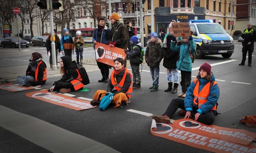 Kinder waren Teil der Straßenblockade.