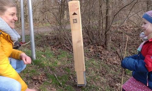 Inga Heine von der wito und ihre Tochter Lonne an der neuen Spielstation am Eixer See. 