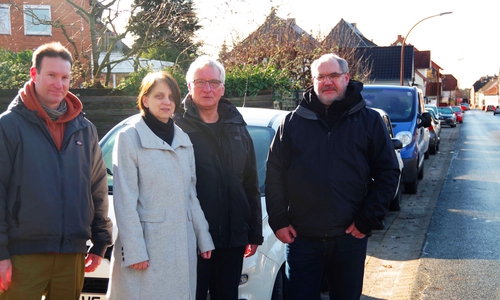 Sickter Grüne beim Ortstermin am Apothekenweg (von links): Jan Lürken, Maren Battenberg, Holger Barkhau und Michael Kohl.
