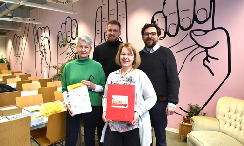 Die Babybegrüßungspakete enthalten Wissenswertes und Praktisches für junge Eltern. Landkreis Wolfenbüttel und Mehrwerk gGmbH arbeiten gemeinsam daran, dass die Pakete die Eltern im Landkreis erreichen: (v.l.n.r.): Landrätin Christiana Steinbrügge, Maximilian Pink (Abteilungsleitung Bildung und Arbeit, Mehrwerk gGmbH), Babybegrüßerin Tanja Lüning (Fachstelle Frühe Hilfen, Landkreis Wolfenbüttel) und Hans Henning Müller (Geschäftsführung Mehrwerk gGmbH).