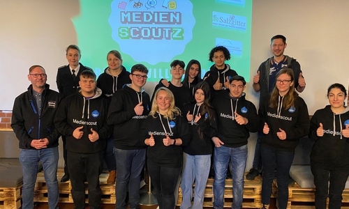 Medienscouts der Gottfried-Linke-Realschule, gemeinsam mit Claudia Kramer, André Greco und betreuenden Lehrerinnen.