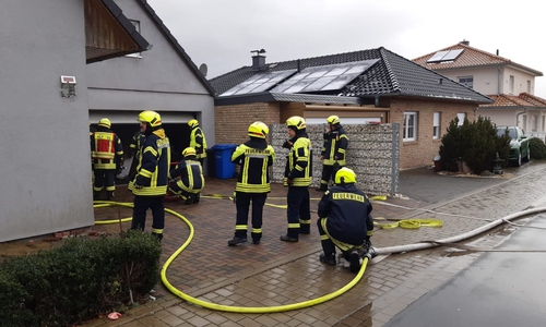  Die Feuerwehren Frellstedt, Süpplingen sowie Süpplingenburg wurden zu einem Feuer in einer Garage an einem Wohnhaus alarmiert.