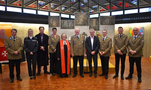 Die Paten von Peter Galdia, Dirk Dreschel und Sarah Pfaffenrath von den Johannitern, Andreas Triebe, Ortsbürgermeister von Salzgitter-Süd, Johanniter-Dienstellenleiterin Samantha Brinkwirth, JUH-Landespfarrerin Inge Matern, der ehemalige Ortsbeauftragte Jürgen von Keßinger, Salzgitters Oberbürgermeister Frank Klingebiel, der neue Ortsbeauftragte Peter Galdia und die Regionalvorstände Dirk Gähle und Sven Heine nach dem Festgottesdienst in der Kirche Heilige Dreifaltigkeit.