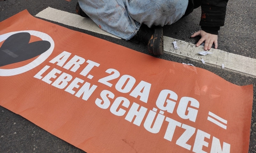 Braunschweiger Klima-Kleber blockiert Karnevalsumzug in Hannover