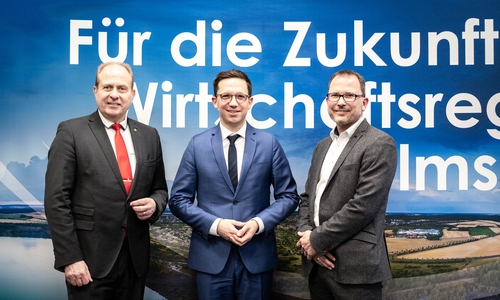 Landrat Gerhard Radeck (links), Minister Falko Mohrs und Geschäftsführer Thomas Klein (rechts).