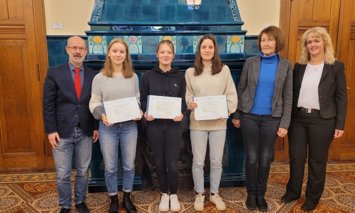 Verleihung der DELF-Zertifikate am Niedersächsischen Internatsgymnasium (v. li.): Schulleiter Stephan Homberg, die Schülerinnen Clara Antonia Apel, Alina Attwood und Merle Plate, AG-Leiterin Ina Nordwig sowie Wencke Ahäuser von der Kreisvolkshochschule Goslar. Auf dem Foto fehlen die Schülerinnen Nele Hecht und Fiona Sophie Fricke. 