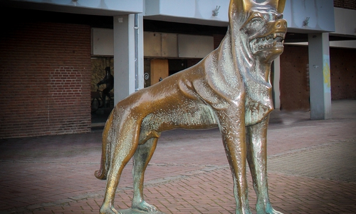 Die Wolf Skulptur von Erich Schmidtbochum (1913 - 1999) vor dem Hinterausgang des alten Karstadt Gebäudes in Richtung Schlossplatz in Wolfenbüttel. Seit 2016 ist sie aus dem Stadtbild verschwunden.