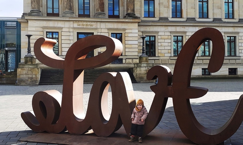 Die 2-jährige Frieda ließ sich als Erste vor der Skulptur fotografieren.