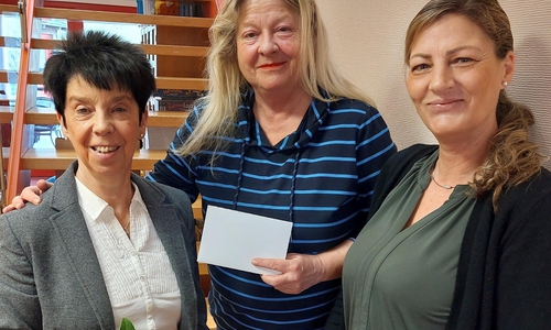 Petra Franke vom TV Klein Ilsede (li.) bringt den Erlös des Spielzeugbasares jedes Jahr persönlich bei Birgit Graumann (Mitte) und Michaela Kantak (re.) in der Frühförderung und Frühberatung der Lebenshilfe Peine-Burgdorf vorbei.