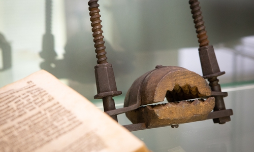 Ein Folterwerkzeug in der Ausstellung.