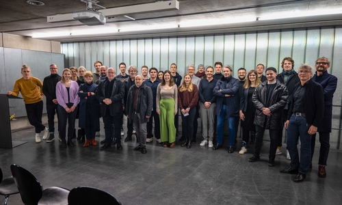 Die zehn Siegerinnen und Sieger des Wettbewerbs mit Vertreterinnen und Vertretern der Jury sowie der Architektenbüros.